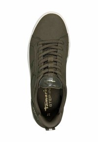 Tmavě zelené tenisky s hladkým plátěným svrškem, kulatou špičkou a plochými tkaničkami. Mají polstrovanou stélku a bílou gumovou podrážku.