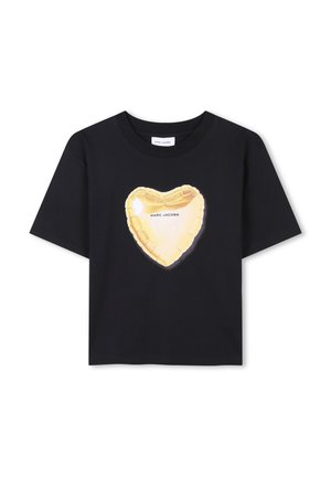 T-shirt en coton noir avec un grand graphique de ballon en forme de cœur doré au centre, avec le texte "MARC JACOBS" imprimé à l'intérieur du cœur.
