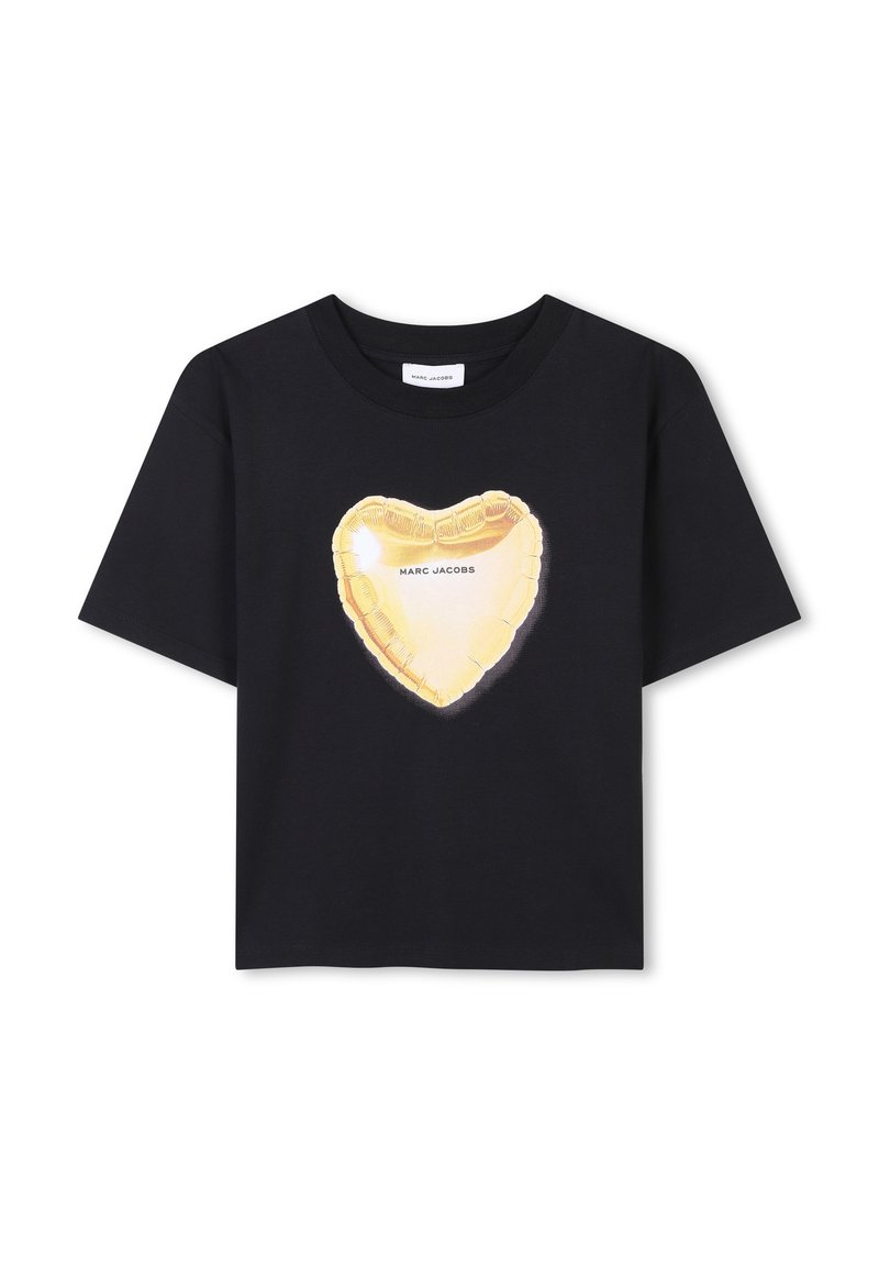 Zwart katoen T-shirt met een grote gouden hartballonafbeelding in het midden, met de tekst "MARC JACOBS" afgedrukt in het hart.