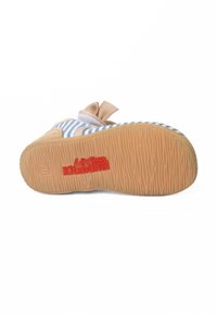 Scarpa leggera per bambini con tessuto a righe beige e blu, suola in gomma e un inserto a forma di fiocco color cammello sul tallone. Logo del marchio rosso in evidenza.