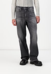 Grijze denim jeans met een relaxte pasvorm, voorzien van een vervaagde afwerking, een klassiek vijf-pocketontwerp en topstiksels.