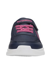 KangaROOS Sneaker aus navyblauem Mesh mit pinken Akzenten und Schnürsenkeln; verfügt über eine weiße Gummisohle und einen gepolsterten Schaft für Komfort.