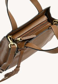Sac à main en cuir marron avec une finition texturée, doté d'une poche zippée et d'accents en métal doré. Comprend une bandoulière réglable et un pompon.
