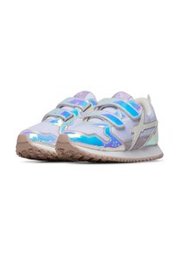 Sneakers leggeri con tomaia sintetica iridescente, dettagli grigi, cinturini in Velcro e suola in gomma testurizzata per una migliore aderenza.
