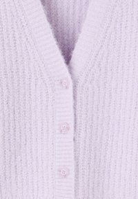 Cardigan lavande à col en V en texture côtelée douce, avec quatre boutons assortis sur le devant. Apparence légère et aérienne.