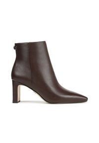 Bottine en cuir marron avec un bout pointu, un design épuré, un talon de hauteur intermédiaire et un petit accent métallique ajustable à l'arrière.