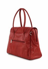 Sac à main rouge avec un motif serpent texturé, double anses, une poche frontale zippée et une forme structurée. Finition lisse et conception robuste.