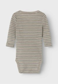Pikemate varrukad bodysuit pehmest soonikkangast, millel on beež, meri- ja oliivivärvi horisontaalsed triibud. Ümmargune kaelus ja allosas nööbid.