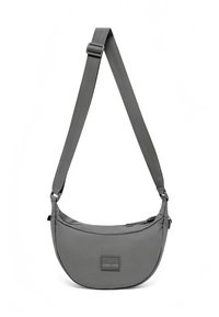 Geantă gri de purtat pe umăr, realizată dintr-un material texturat, având o formă rotunjită, o curea reglabilă și o etichetă cu logo pe partea din față.