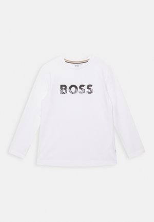 Witte longsleeve shirt met ronde hals en het woord "BOSS" in zwarte, vetgedrukte letters met diagonale strepen over de onderste helften.