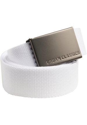 Hvid vævet stofbælte med en mat grå metalspænde. Spændet har præget tekst, "URBAN CLASSICS," og viser et simpelt rektangulært design.