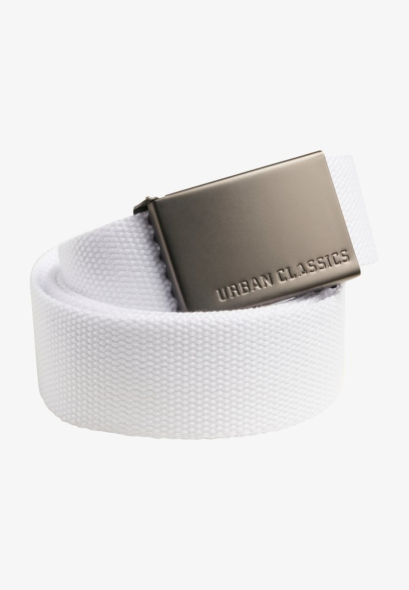 Weißer gewebter Stoffgürtel mit einer matten grauen Metallschnalle. Die Schnalle verfügt über erhabenen Text "URBAN CLASSICS" und zeigt ein einfaches rechteckiges Design.
