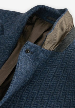 Abrigo de lana con un patrón de espiga azul, forro marrón, cierre con un botón y cuello estructurado. Textura suave y tela duradera.