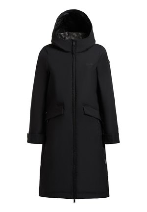 Hosszú fekete kapucnis télikabát elülső cipzárral, zsebfedőkkel és állítható mandzsettákkal, hideg időjárásra tervezve.