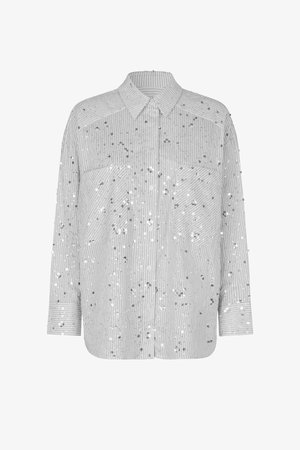 Ljusgrå skjorta med vertikala ränder och spridda silverpaljetter. Knäppning med knappar, två bröstfickor och långa ärmar.