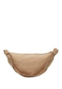 Beige pouchbag med et mykt, teksturert stoff og et pregemønster av logo; har en glidelås-lukking og en justerbar stropp.