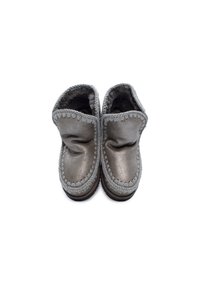 Grå slippers med en skinnende, tekstureret finish, der har et blødt indre, forhøjede syninger langs kanterne og et rundt tådesign.