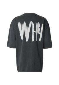 Donkergrijs oversized t-shirt van zacht katoen, met grote witte spuitverftekst "WHY" op de achterkant, met een ontspannen, ongestructureerde pasvorm.
