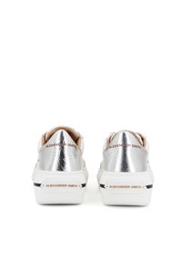 Sneaker bianche con dettagli metallici argento, design arrotondato e materiale testurizzato; presenta il marchio "Alexander Smith" sul tallone.