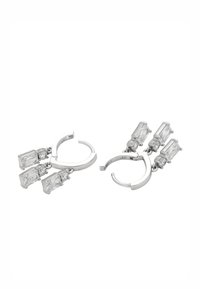 Orecchini a cerchio in argento con gemstone trasparenti rettangolari e piccoli accenti circolari, con tre elementi pendenti su ciascun orecchino.