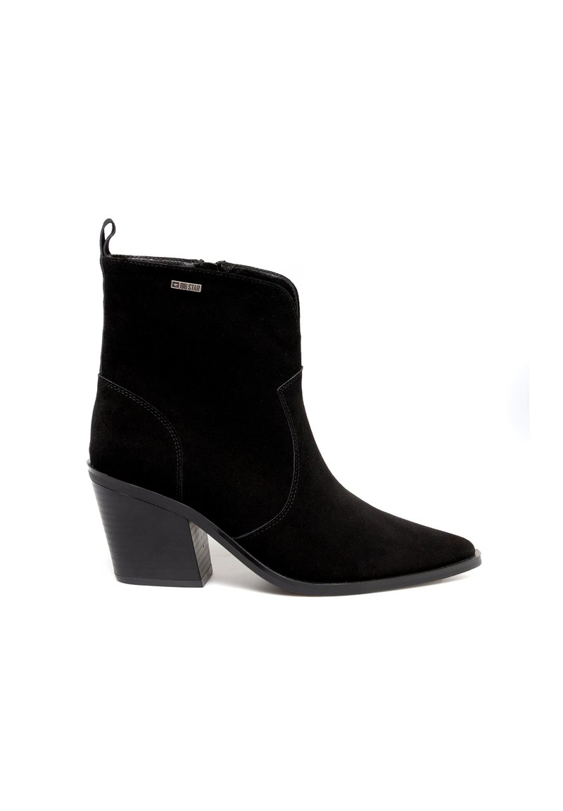 Must musta ankle saapad terava nina, külgsete tõmblukkudega ja keskmise plokkn צווישן. Omab õmblusteenuseid ja tõmbeantu taga.