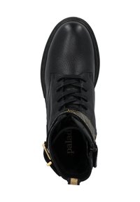 Bota de cuero negro hasta el tobillo con punta redonda, cordones en la parte frontal y acentos dorados. Parte superior texturizada, detalles de costura y una cremallera lateral para el acceso.