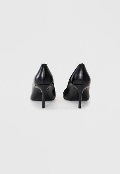 Pantofi negri cu toc înalt, cu un finisaj din piele netedă, vârf ascuțit, toc subțire stilettos și un design minimal.