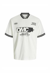 Bílý krátký rukávový dres s černými akcenty, který nese nápis "OMC OFF-TRACK MEMBERS' CLUB" a grafiku z roku 1990. V-výstřih s pruhovanými rukávy.