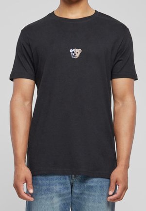 Czarny bawełniany t-shirt z małym haftowanym motywem łączącym niedźwiedzia i czaszkę na klatce piersiowej. Klasyczny krój, krótkie rękawy.