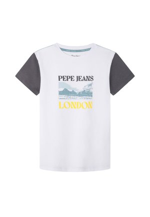 Camiseta de algodón blanca con mangas cortas grises. La parte frontal presenta el texto "PEPE JEANS LONDON" y un diseño gráfico en azul. Corte regular.