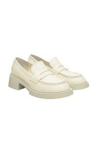 Romige loafers met een chunky hak, gemaakt van glad synthetisch materiaal, met gestikte accenten en een rondneus ontwerp.