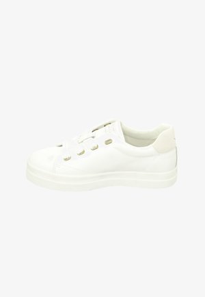 Weiße Sneaker aus synthetischem Material mit glatter Textur, runder Zehenkappe, flacher Gummisohle und goldfarbenen Ösen. Minimalistisches Design mit einem Akzent an der Rückseite.