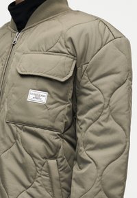Guess Jeans QUILTED PUFFER JACKET - Bombera - olive light green