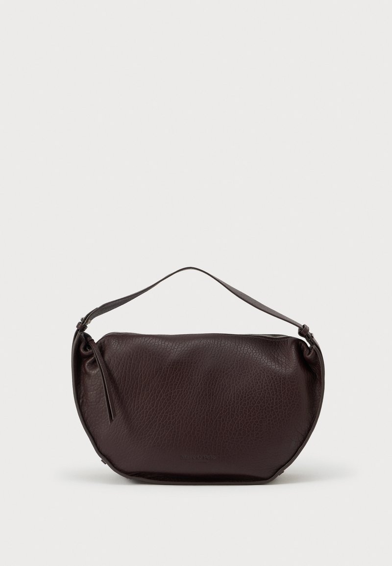 Temno rjava torbica iz teksturirane usnjene rame z zadrgo in enim nastavljivim trakom na enobarvnem ozadju.