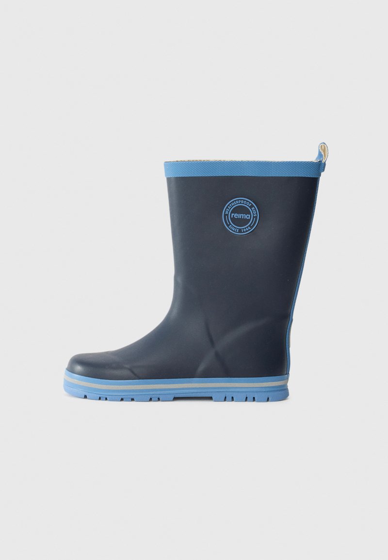 Botte de pluie pour enfants, bleu marine et bleu clair, avec une semelle texturée et un patch logo circulaire sur la tige, sur fond blanc.