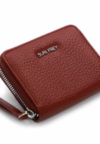 Kompakte rote Geldbörse aus strukturiertem Leder mit silbernem Reißverschluss und SURI FREY Metall-Logo auf der Vorderseite.