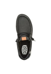 Zapato de tela negra con punta redondeada, costuras contrastantes y plantilla de marca. Cuenta con un material suave y flexible y un cierre de cordones.