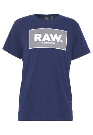 T-shirt bleu marine à manches courtes avec un logo rectangulaire blanc indiquant RAW en lettres grasses sur la poitrine.