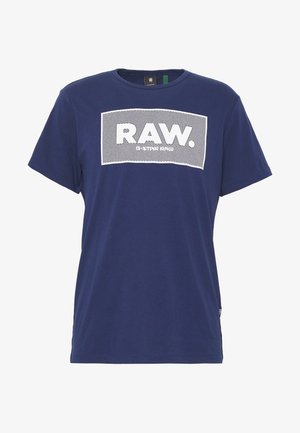 T-shirt bleu marine à manches courtes avec un logo rectangulaire blanc indiquant RAW en lettres grasses sur la poitrine.