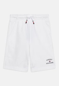 Pantaloni corti bianchi in cotone con vita elastica e coulisse. Presenta tasche laterali e logo ricamato "TOMMY HILFIGER" sulla gamba.