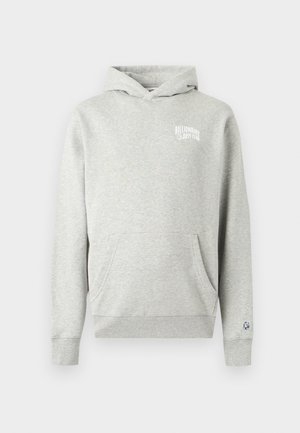 Grå hettegenser laget av mykt stoff, med kengurulomme, snøring i hetten og logo på venstre bryst og erme. Klassisk passform.