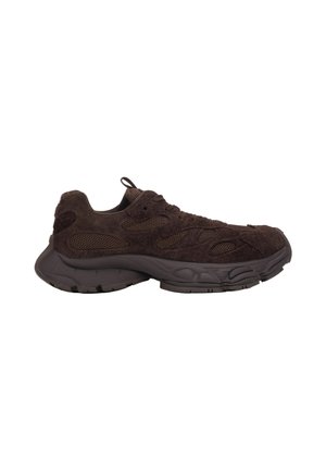 Ciemnobrązowy sneaker z teksturowaną cholewką z zamszu i siateczki, grubą ryflowaną podeszwą, zapięciem na sznurowadła i pętelką na pięcie.