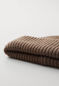 Écharpe en tricot marron pliée, avec une texture côtelée et un tissu doux et chaud. Les bords sont nets et bien finis, mettant en valeur les lignes de conception.
