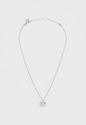 Silberne Kettenschnur mit einem runden Anhänger, der einen Cluster aus klaren, funkelnden Steinen zeigt. Einfaches Design mit einer zarten Textur.