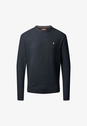 Sötétkék kötött pulóver kerek nyakkivágással, bordázott mandzsettákkal és szegéllyel, valamint egy kis arany logóval a mellkason. Texturált anyag, laza dizájn.