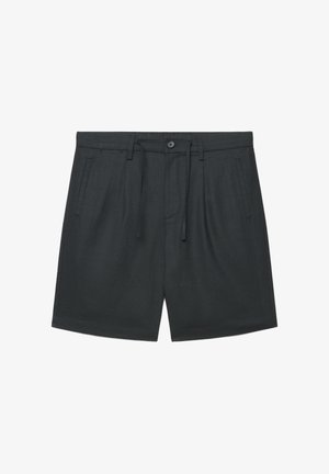 Schwarze, maßgeschneiderte Shorts mit vorderer Knopfleiste, Tunnelzugbund, Gürtelschlaufen und Seitentaschen mit Schlitz auf weißem Hintergrund.