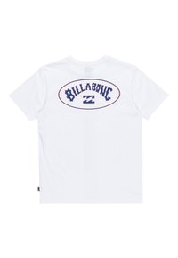 Valkoinen puuvillatee-paita, jossa on suuri laivastonsininen ja punainen soikio logo, jossa on "BILLABONG"-teksti selässä. Lyhyet hihat ja rento istuvuus.