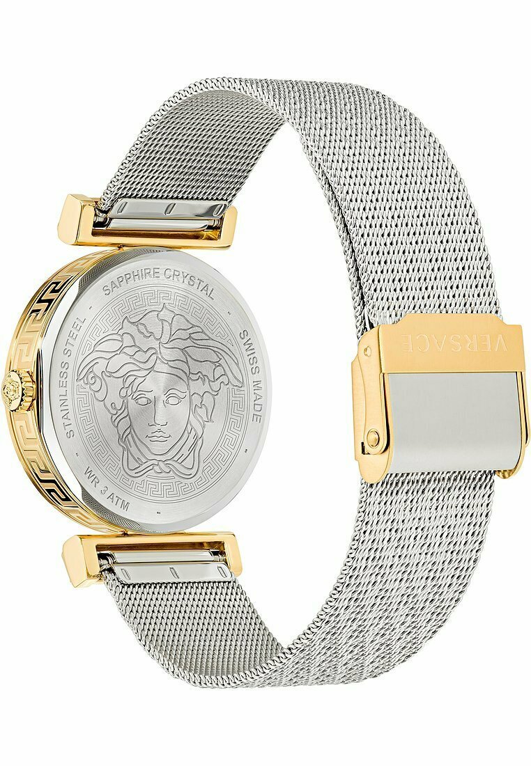 Reloj Versace con caja de acero inoxidable, correa de malla de plata y acentos dorados. Presenta un cristal de zafiro y una Medusa grabada en la parte trasera.