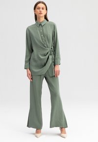 Touché Privé WAISTED SHIRT TROUSERS SET - Pantalones - khaki