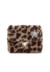 Luipaardprint nepbont clutch met een goudkleurige sluiting en een sterversiering van heldere rhinestones aan de voorkant.